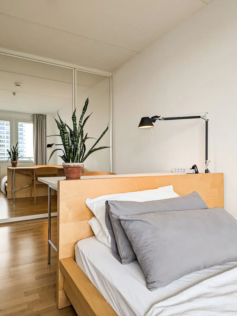 Bett mit Nachttischlampe im Schlafbereich