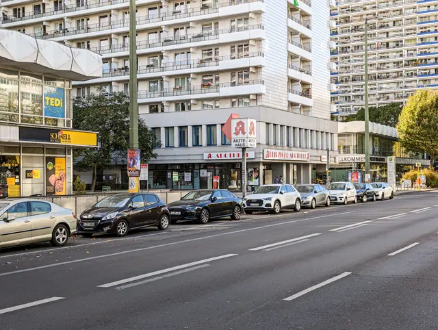 Leipziger Straße mit Geschäften im Erdgeschoss
