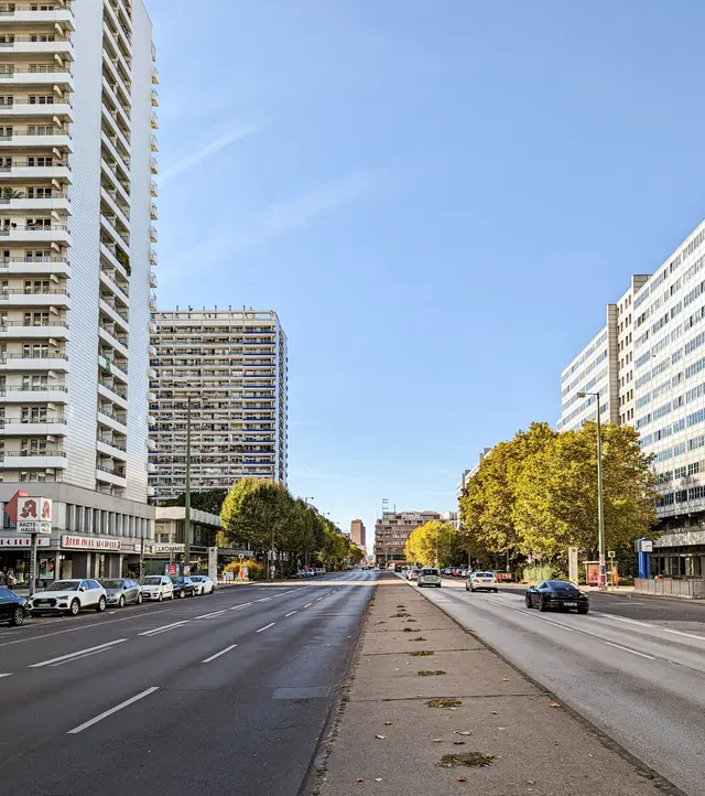 Leipziger Straße mit Hochhäusern und Bäumen