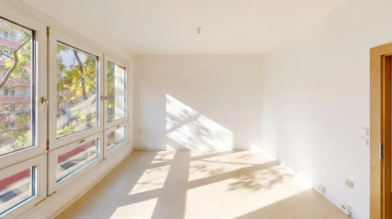 Wohnbereich mit großer Fensterfront